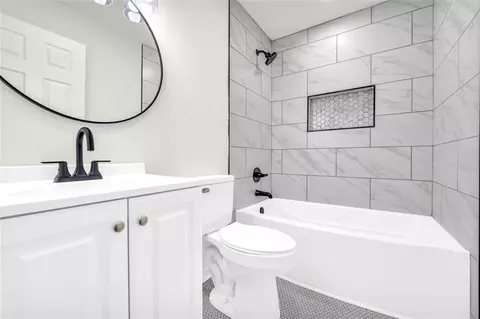 Bath - 445 S Broad St, Toccoa, GA 30577 photo 4 of 5