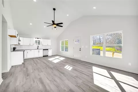 Living - 445 S Broad St, Toccoa, GA 30577 photo 3 of 4