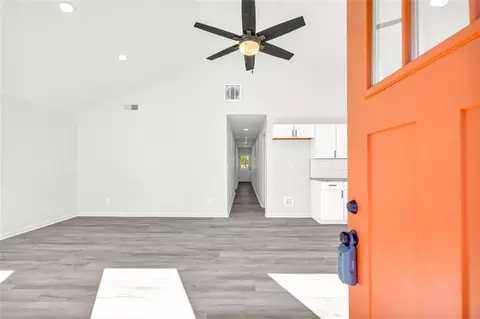 Entry Way - 445 S Broad St, Toccoa, GA 30577 photo 1 of 3