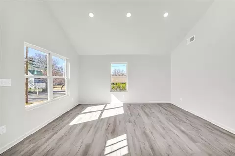 Living - 445 S Broad St, Toccoa, GA 30577 photo 4 of 4