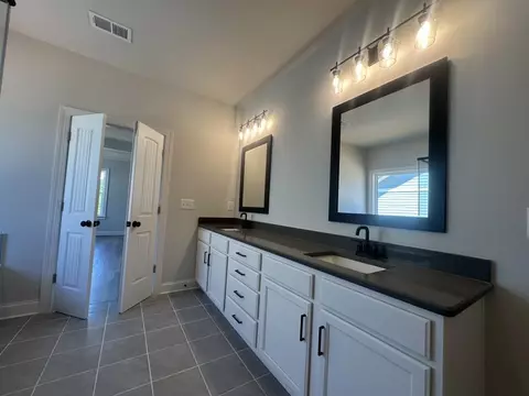 Bath - 3793 Cheyenne Ln, Jefferson, GA 30549 photo 2 of 3