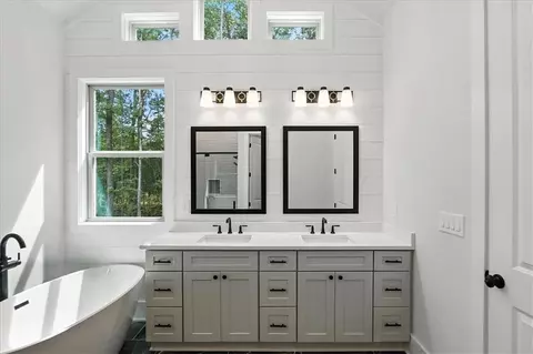 Bath - 262 Blake Ln, Winder, GA 30680 photo 6 of 10