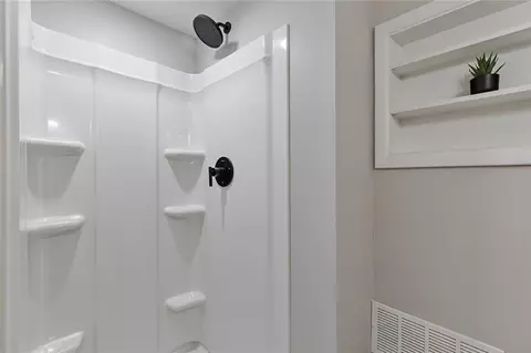 Bath - 3185 Laventure Dr, Chamblee, GA 30341 photo 3 of 3