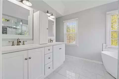 Bath - 1075 Pebble Bend Dr, Grayson, GA 30017 photo 2 of 4