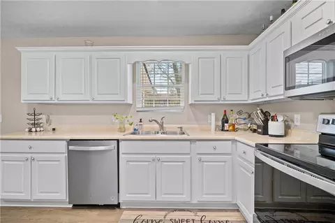 Kitchen - 205 Quail Trl, Cornelia, GA 30531 photo 2 of 4