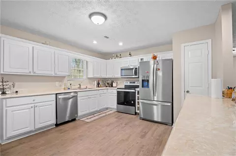 Kitchen - 205 Quail Trl, Cornelia, GA 30531 photo 4 of 4