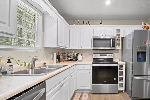 Kitchen - 205 Quail Trl, Cornelia, GA 30531 photo 3 of 4