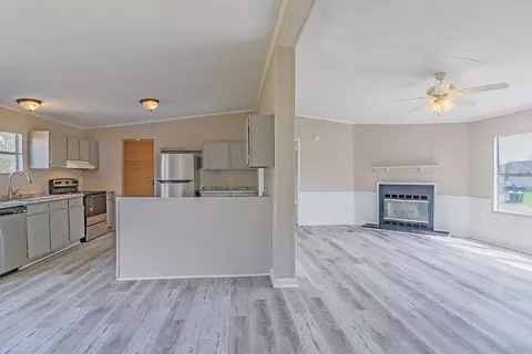 Living - 302 Arrlington Bnd, Byron, GA 31008 photo 2 of 3