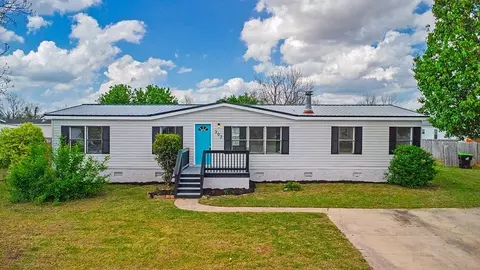 302 Arrlington Bnd, Byron, GA 31008