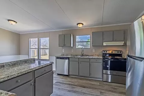 Kitchen - 302 Arrlington Bnd, Byron, GA 31008 photo 2 of 2