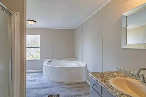 Bath - 302 Arrlington Bnd, Byron, GA 31008 photo 2 of 2