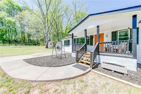 Exterior - 104 Pineview Dr, Monroe, GA 30655 photo 3 of 8