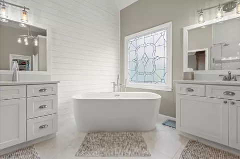 Bath - 65 Oakhurst Leaf Dr, Milton, GA 30004 photo 4 of 7
