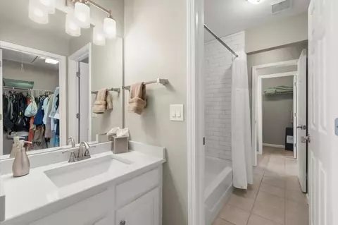 Bath - 65 Oakhurst Leaf Dr, Milton, GA 30004 photo 5 of 7
