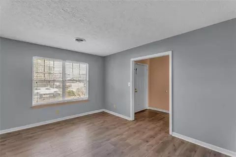 Living - 2981 W Point Rd W, Lagrange, GA 30240 photo 2 of 6