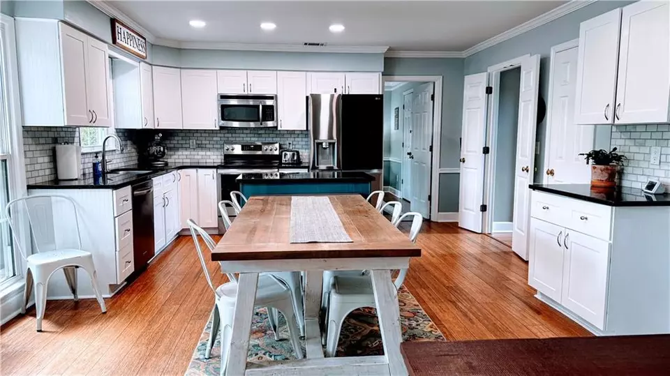 Kitchen - 2270 Fenwick Pointe SW, Marietta, GA 30064 photo 2 of 4