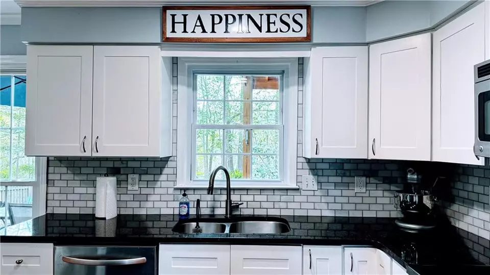 Kitchen - 2270 Fenwick Pointe SW, Marietta, GA 30064 photo 3 of 4