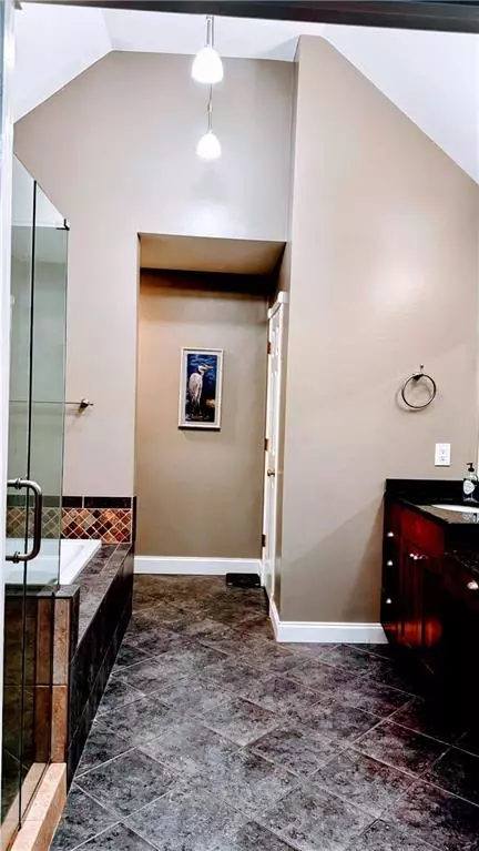 Bath - 2270 Fenwick Pointe SW, Marietta, GA 30064 photo 2 of 5