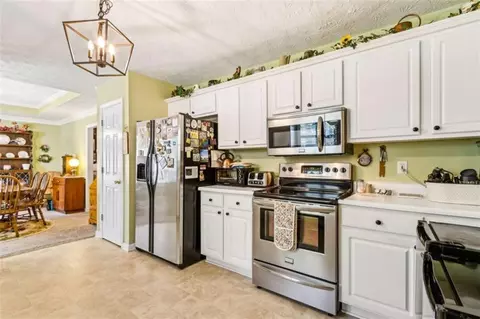 Kitchen - 117 Azalea Dr, Winder, GA 30680 photo 2 of 6