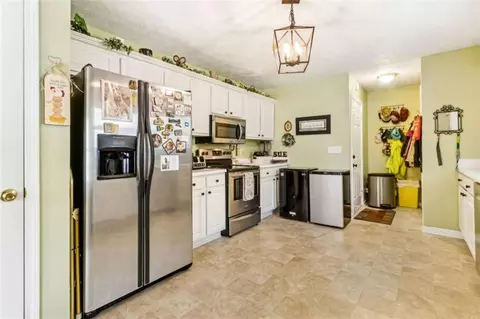 Kitchen - 117 Azalea Dr, Winder, GA 30680 photo 6 of 6