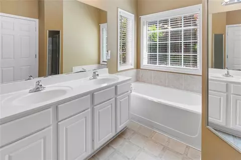 Bath - 207 Cole Ct, Canton, GA 30114 photo 3 of 5