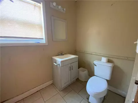 Bath - 213 N Erwin St, Cartersville, GA 30120 photo 3 of 4