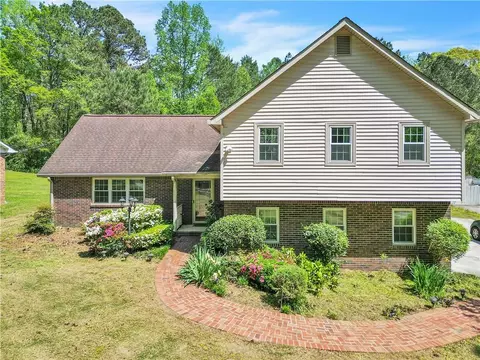 9082 Chestnut Lake Dr, Jonesboro, GA 30236