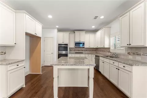 Kitchen - 550 Eldridge Dr, Suwanee, GA 30024 photo 2 of 3
