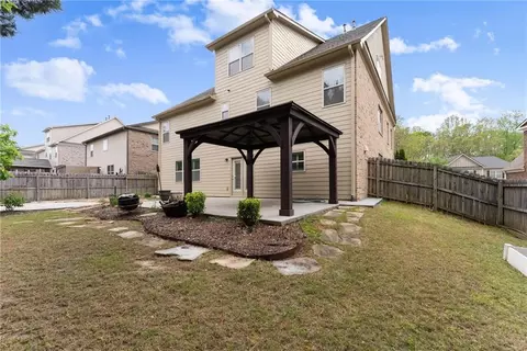 Exterior - 550 Eldridge Dr, Suwanee, GA 30024 photo 6 of 7