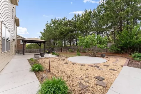 Exterior - 550 Eldridge Dr, Suwanee, GA 30024 photo 5 of 7