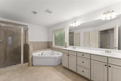Bath - 550 Eldridge Dr, Suwanee, GA 30024 photo 3 of 4