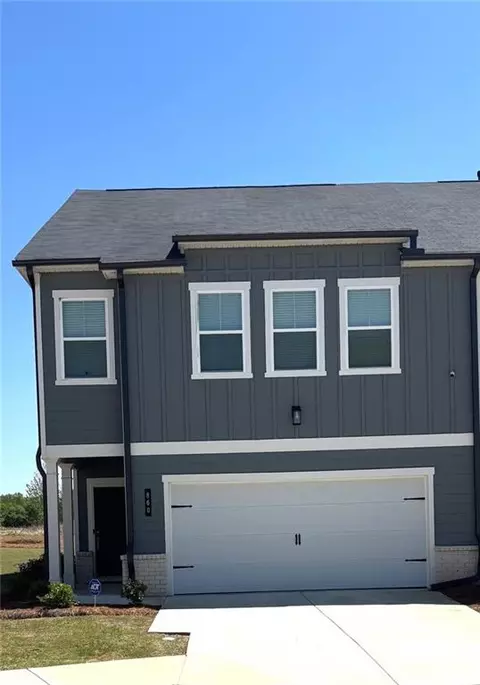 860 Point Place Dr, Loganville, GA 30052