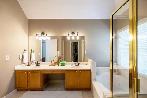 Bath - 2975 Oak Hampton Way, Duluth, GA 30096 photo 4 of 6