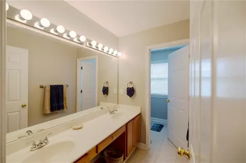 Bath - 2975 Oak Hampton Way, Duluth, GA 30096 photo 5 of 6