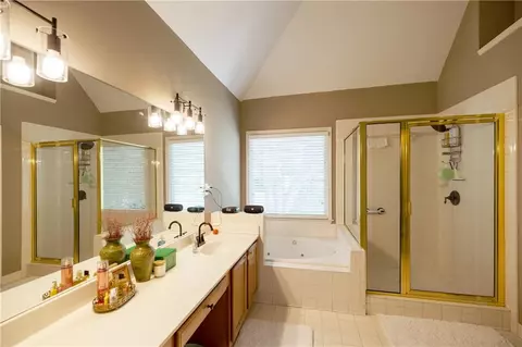 Bath - 2975 Oak Hampton Way, Duluth, GA 30096 photo 2 of 6