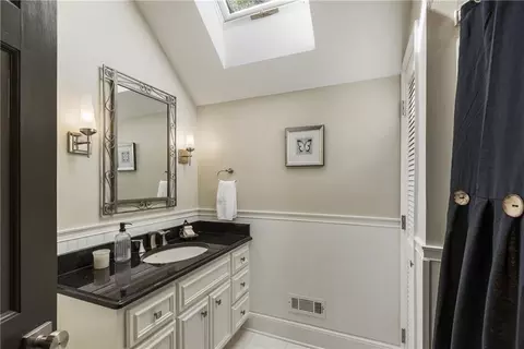 Bath - 14840 E Bluff Rd, Milton, GA 30004 photo 4 of 8