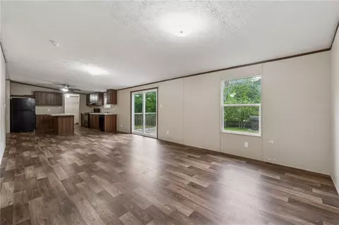 Living - 353 Scott Cir, Toccoa, GA 30577 photo 3 of 6