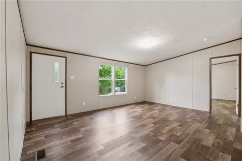 Living - 353 Scott Cir, Toccoa, GA 30577 photo 1 of 6