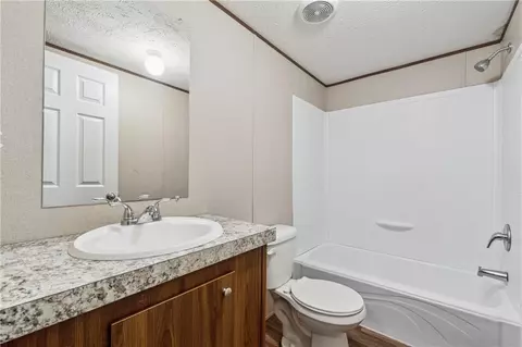 Bath - 353 Scott Cir, Toccoa, GA 30577 photo 1 of 2