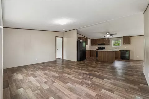 Living - 353 Scott Cir, Toccoa, GA 30577 photo 5 of 6
