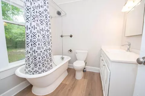 Bath - 1402 Elm St, Lagrange, GA 30240 photo 1 of 1