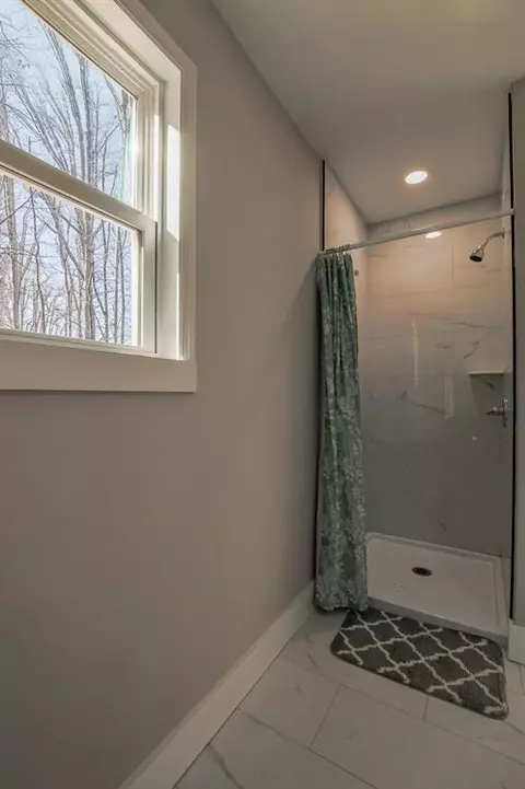 Bath - 1020 Riverbend, Commerce, GA 30530 photo 4 of 6