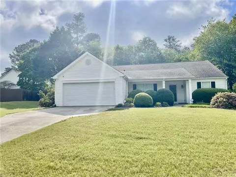 431 Crested View Dr, Loganville, GA 30052