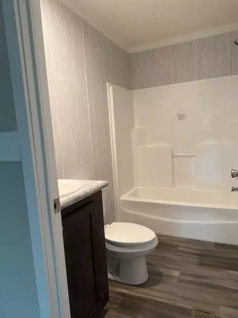 Bath - 332 Dewaters Rd, Commerce, GA 30529 photo 3 of 3