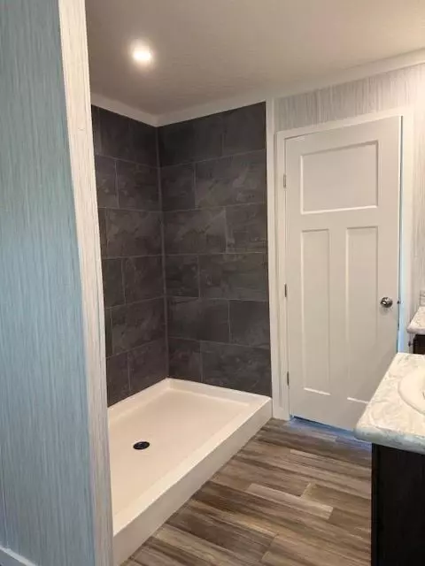 Bath - 332 Dewaters Rd, Commerce, GA 30529 photo 2 of 3