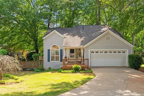 1025 Taylor Oaks Dr, Roswell, GA 30076