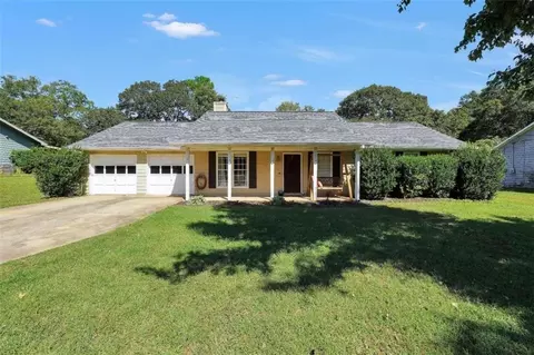 107 Gwenellen Dr, Locust Grove, GA 30248