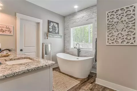 Bath - 555 E Valley Rd NE, Rydal, GA 30171 photo 2 of 9