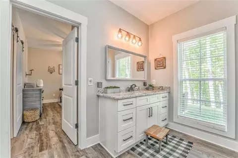 Bath - 555 E Valley Rd NE, Rydal, GA 30171 photo 7 of 9
