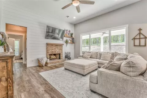 Living - 555 E Valley Rd NE, Rydal, GA 30171 photo 1 of 5